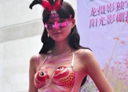 Mẫu nữ &#8220;body painting&#8221; thả rông ngực giữa trời rét