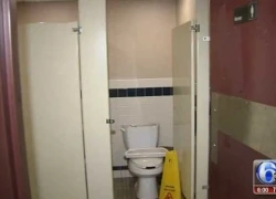 Mẹ nhét con mới sinh vào toilet