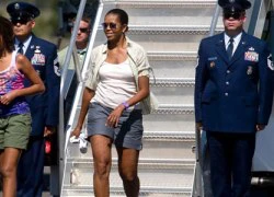 Michelle Obama hối tiếc chuyện mặc quần soóc đi chuyên cơ tổng thống