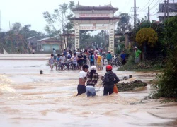 Miền Trung đối phó lũ chồng lũ