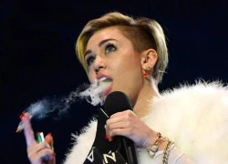 Miley Cyrus bị 'sờ gáy' vì hút thuốc trên sân khấu