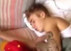 Miley Cyrus dựng clip chế Justin Bieber ngủ với gái gọi