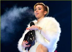 Miley Cyrus mặc hở hang, phì phèo cần sa trên sân khấu