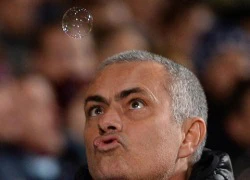 Mourinho hứng chí thổi bong bóng như con trẻ