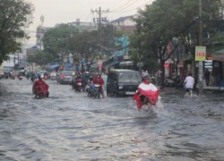 Mưa trái mùa, người Sài Gòn lại bì bõm "lội sông"