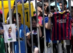 Neymar khốn khổ vì bị fan nữ