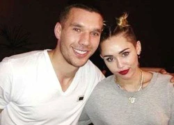 Nghi án Podolski chấn thương, lân la tán tỉnh Miley Cyrus