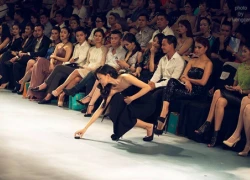 Ngô Thanh Vân cúi nhặt đế giày rơi trên sàn catwalk