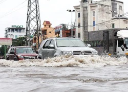 Người Sài Gòn lại "bì bõm" từ sáng đến trưa