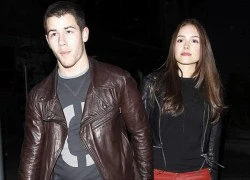 Nick Jonas nắm chặt tay bạn gái Hoa hậu Hoàn vũ