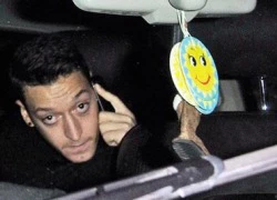 Ozil ốm vì ăn chơi quá đà?