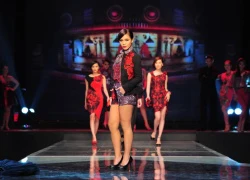 Phương Vy "lộ" cặp đùi "quá khổ" trên sàn catwalk