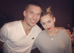 Podolski hào hứng chụp ảnh cùng Miley Cyrus