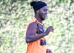 Ronaldinho khoe kỹ thuật siêu đẳng