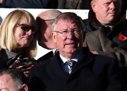 Sir Alex sốt ruột nhìn đồng hồ