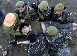 Súng nổ, dao đâm ở tâm bão Tacloban