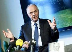 Sven-Goran Eriksson vạch áo cho người xem lưng