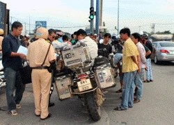 Tạm giữ 10 môtô "khủng" mang biển nước ngoài vi phạm luật giao thông