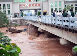 Tàu Trung Quốc 200 tấn làm vỡ thành cầu ở Móng Cái