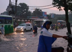 TPHCM: Nhiều tuyến đường lại ngập nặng sau mưa lớn