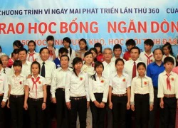 Trao học bổng cho học sinh Đắk Nông