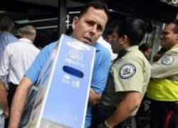 Venezuela: Quân đội bán đồ giá rẻ, dân đổ xô mua