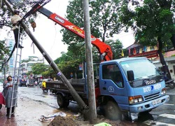 Xe container "quật ngã" hàng loạt cột điện