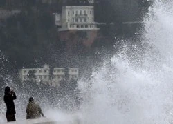 Bão Dirk càn quét châu Âu