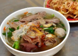 Bún bò cay ngon và đắt phố Hòa Mã