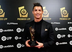 C. Ronaldo diện thời trang cá tính đi nhận giải