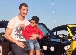 C. Ronaldo vừa bế con vừa ôm bạn gái