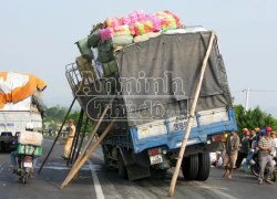 Chở hàng cồng kềnh, xe tải suýt lật nhào