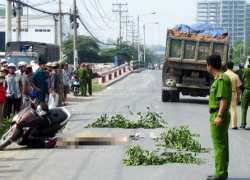 Chồng ôm xác vợ trẻ chết thảm dưới bánh xe ben