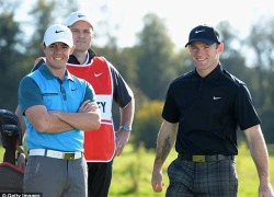 Cực dị: Rooney đá bóng siêu chuẩn trên sân... golf