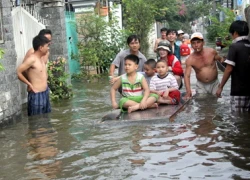 Dân Sài Gòn lội triều cường đón Tết dương lịch