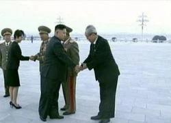 Đệ nhất phu nhân Triều Tiên tay trong tay bên ông Kim Jong-un