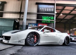 Ferrari 458 Spider trắng tinh khôi