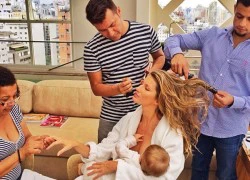 Gisele Bundchen cho con bú khi đang make up