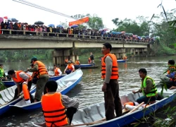 Hàng trăm người dân vùng lũ háo hức đi "đón" thuyền cứu hộ