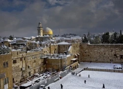 Hình ảnh thánh địa Jerusalem bất ngờ có tuyết sau 60 năm