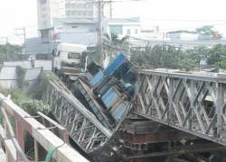 &#8220;Hoảng hồn&#8221; với hình ảnh cầu gãy gập vì xe tải