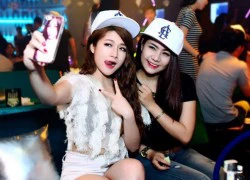 Hot girl Vân Navy diện áo hở eo, đi chơi bar Sài Gòn