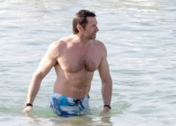 Hugh Jackman khoe hình thể đẹp như tạc trên biển