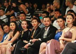 Hững hờ áo vest, Phương Mai "lộ hàng" ngay trên ghế đầu Elle Show