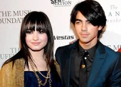 Joe Jonas 'tố' bị Miley Cyrus dụ dỗ hút cần sa