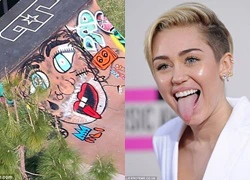 Justin Bieber vẽ mặt Miley Cyrus "cực xấu" lên sân trượt ván