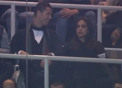 Không được ra sân, Ronaldo ôm hôn bạn gái trên khán đài