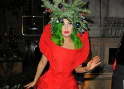 Lady Gaga gây shock hóa thân mình thành cây Noel