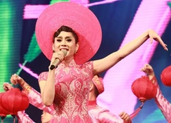 Lâm Chi Khanh biến hóa đầy màu sắc trong liveshow "khủng"