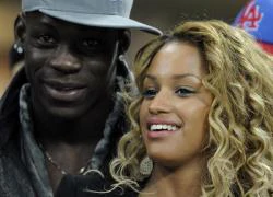 &#8220;Lờ&#8221; Carol, Balotelli vẫn son sắt với Fanny